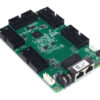 Placa de desarrollo verde con seis conectores de 40 pines alrededor de los bordes, un puerto Ethernet, conectores USB y de alimentación, y chips de montaje superficial.